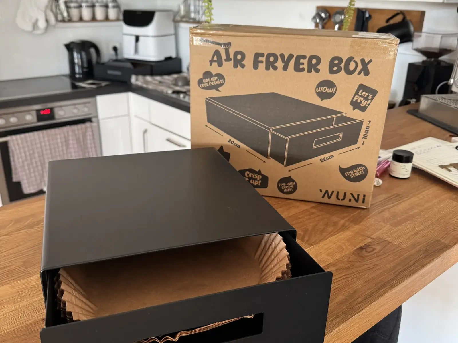 WUNI Air Fryer Box in matt schwarz auf einer Eichen-Arbeitsplatte in der Küche