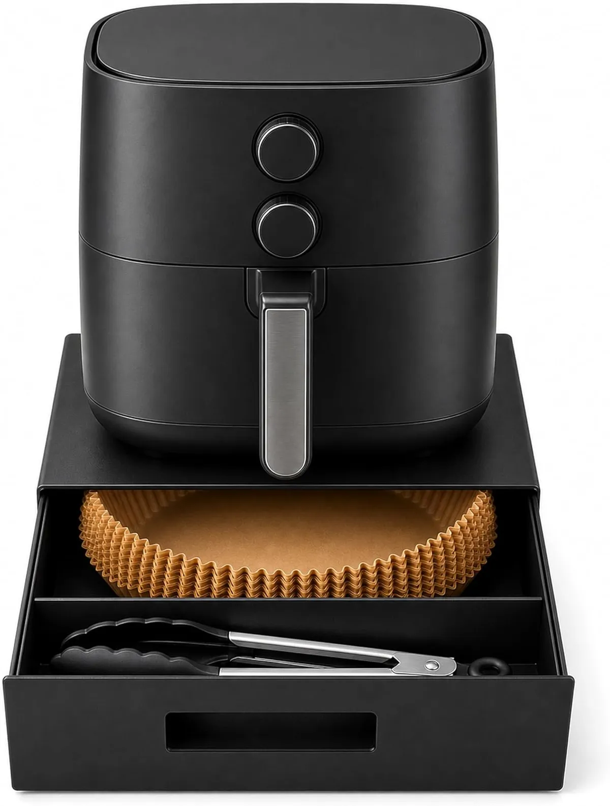 Schwarzer Airfryer steht auf der WUNI Air Fryer Box, die Schublade ist geöffnet mit rundem Backpapier und Zange